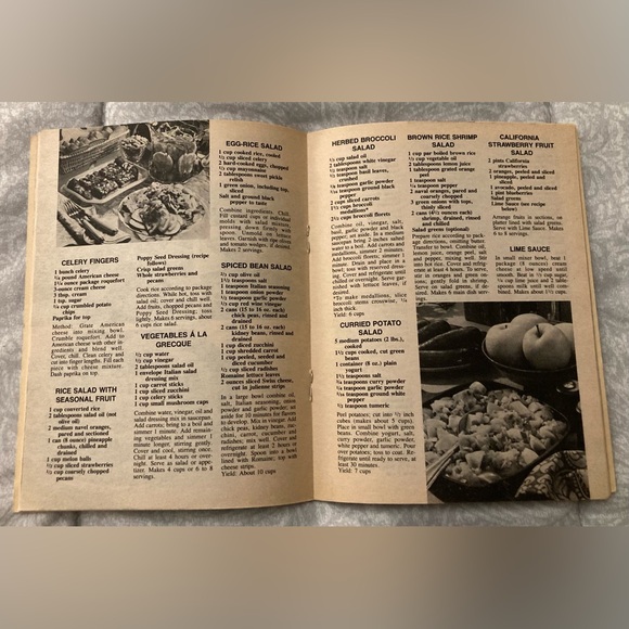 Vintage Paperback 300 Sensational Salads Recipe Book By Lucinda Hollace Berry - Picture 3 of 3